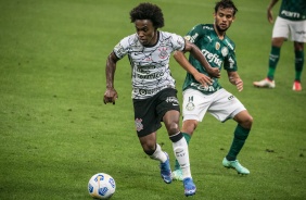 Craque Willian durante partida entre Corinthians e Palmeiras, pelo Campeonato Brasileiro