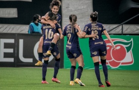 Jogadoras comemorando o gol marcado na final contra o Palmeiras, pelo Brasileiro Feminino