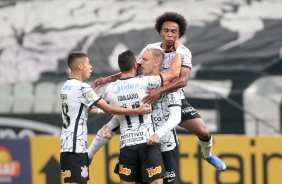 Jogadores comemoram o gol de Róger Guedes no duelo entre Corinthians e Palmeiras