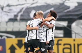 Jogadores comemorando o gol de Rger Guedes contra o Palmeiras, na Neo Qumica Arena