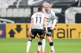 Róger e Giuliano comemorando o gol do ex-palmeirense no duelo na Neo Química Arena