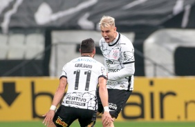 Róger Guedes eufórico comemorando gol no jogo entre Corinthians e Palmeiras
