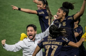 Arthur Elias comemorando a conquista do Tricampeonato Brasileiro Feminino