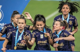 Corinthians comemorando a conquista do Tricampeonato Brasileiro Feminino