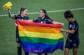 Corinthians comemorando a conquista do Tricampeonato Brasileiro Feminino