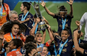 Corinthians comemorando a conquista do Tricampeonato Brasileiro Feminino