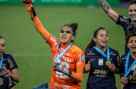 Corinthians comemorando a conquista do Tricampeonato Brasileiro Feminino