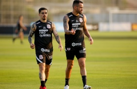 Fagner e Renato Augusto durante tarde de treinos no CT do Corinthians