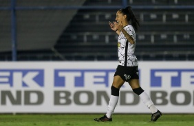 Adriana comemorando seu gol no jogo entre Corinthians e Pinda pelo Paulista Feminino