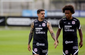 Fagner e Willian em mais um dia de treinamentos no CT do Corinthians