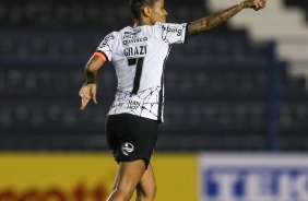 Grazi comemorando seu gol no jogo entre Corinthians e Pinda pelo Paulista Feminino