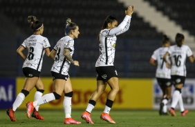 Jogadoras do Corinthians comemorando vitria sobre o Pinda, pelo Paulista Feminino