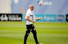 Sylvinho em mais um dia de treinamentos no CT do Corinthians