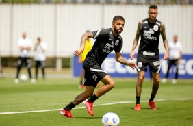 Vitinho em mais um dia de treinamentos no CT do Corinthians