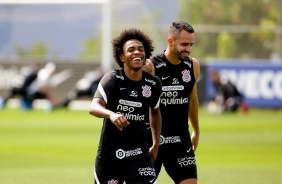 Willian e Renato Augusto em mais um dia de treinamentos no CT do Corinthians