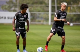 Willian e Rger Guedes em mais um dia de treinamentos no CT do Corinthians