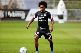 Willian em mais um dia de treinamentos no CT do Corinthians