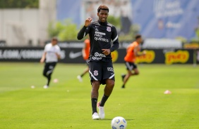 Zagueiro Gil em mais um dia de treinamentos no CT do Corinthians