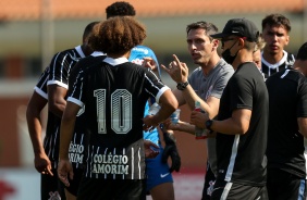 Diogo Siston instrui jogadores do Corinthians na partida contra o Red Bull Bragantino