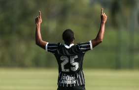 Felipe Augusto comemorando seu tento no jogo entre Corinthians e Red Bull Bragantino