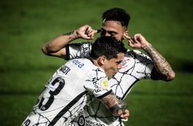 Fagner abraça Gustavo Silva, autor do segundo gol do Corinthians contra o Red Bull Bragantino