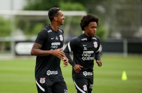 J e Willian durante ltima atividade antes do jogo entre Corinthians e Bahia