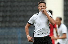 Keven comemorando seu gol no jogo entre Corinthians e Athletico-PR, pelo Sub-20