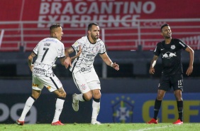 Renato Augusto comemorando seu gol no jogo entre Corinthians e Red Bull Bragantino