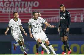 Renato Augusto comemorando seu gol no jogo entre Corinthians e Red Bull Bragantino