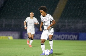 Willian durante jogo entre Corinthians e Red Bull Bragantino, pelo Brasileiro