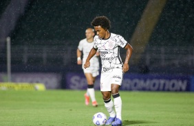 Willian durante jogo entre Corinthians e Red Bull Bragantino, pelo Brasileiro