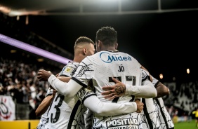 Jogadores comemorando gol no jogo entre Corinthians e Bahia, na Neo Qumica Arena, com pblico