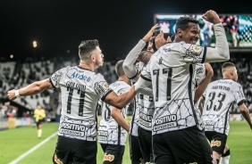 Jogadores do Corinthians comemorando muito o gol de Victor Cantillo, contra o Bahia