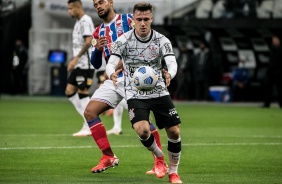 Lucas Piton em combate no jogo entre Corinthians e Bahia, pelo Brasileiro, na Neo Qumica Arena