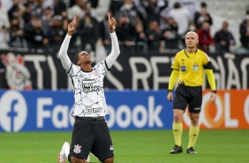 J comemorando seu gol na partida contra o Bahia, vlida pela 24 rodada do Brasileiro