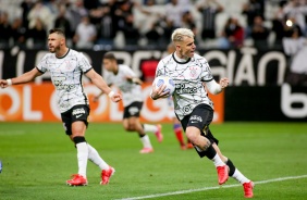 Rger Guedes comemorando seu gol contra o Bahia, em partida vlida pela 24 rodada do Brasileiro