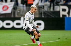 Rger Guedes comemorando seu gol contra o Bahia, em partida vlida pela 24 rodada do Brasileiro