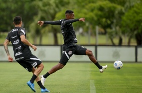 Jô durante penúltimo treino antes do confronto contra o Sport