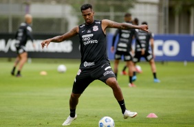 Jô durante penúltimo treino antes do confronto contra o Sport