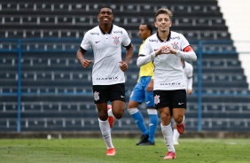 Ryan e Felipe Augusto durante confronto entre Corinthians e Ibrachina FC pelo Paulista Sub-20