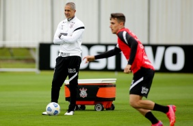 Sylvinho e Lucas Piton durante treino do Corinthians no CT Dr. Joaquim Grava