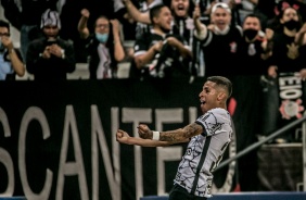 Gabriel Pereira comemora gol com a torcida do Corinthians