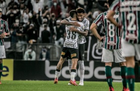 Gabriel Pereira comemora seu gol com o zagueiro Gil