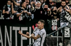 Gabriel Pereira comemorando o gol que marcou contra o Fluminense