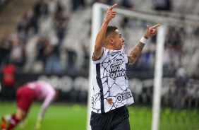 Gabriel Pereira comemorando seu gol contra o Fluminense