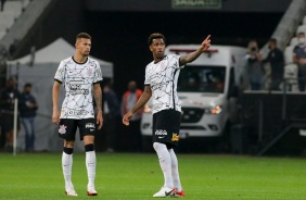Joo Victor e Gil durante partida entre Corinthians e Fluminense