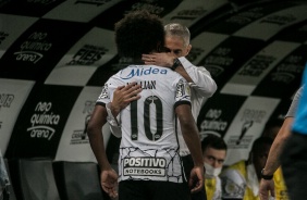 Syvinho abraa Willian aps o atleta sentir incmodo e ser substitudo