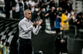 Tcnico Sylvinho durante jogo contra o Fluminense