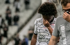Willian foi substituído aos oito minutos do primeiro tempo entre Corinthians e Fluminense