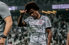 Willian se despede da torcida aps sentir incmodo na coxa esquerda